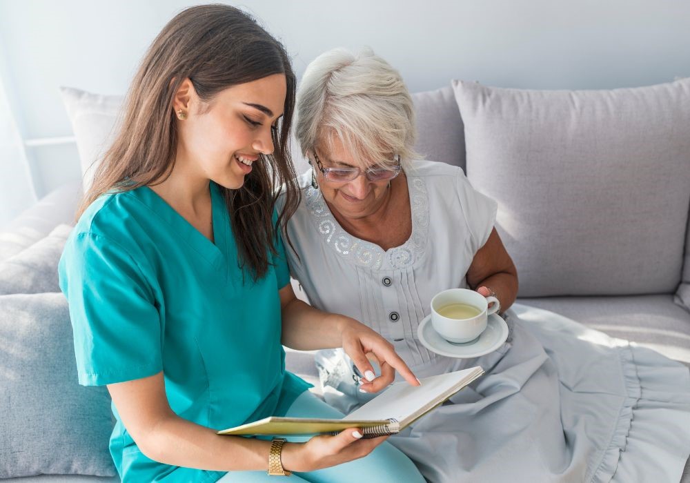 Operatrice e ospite leggono insieme — Casa Verde Trieste